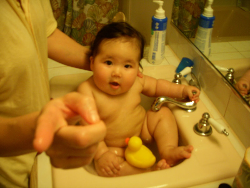 12-04-2007-baby-bath